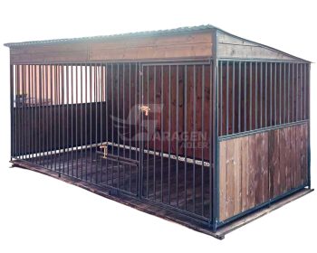 Hundezwinger 4x2m Holzboden - Windfang - Wände mit Holz verkleidet - Halter für Näpfe GP424