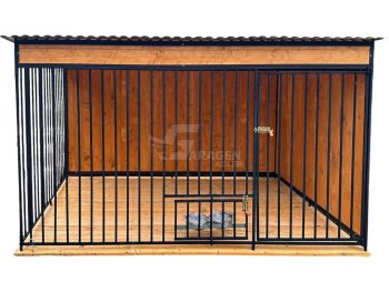 Hundezwinger 3x3m – Wände mit Holz verkleidet – Windschutz – Drehbare Futternäpfe – Holzboden – Dach mit Gefälle nach hinten – ID695